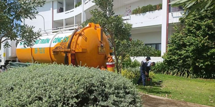 Xe bồn rút hầm cầu hút đầy bể phốt sau nhiều năm sử dụng